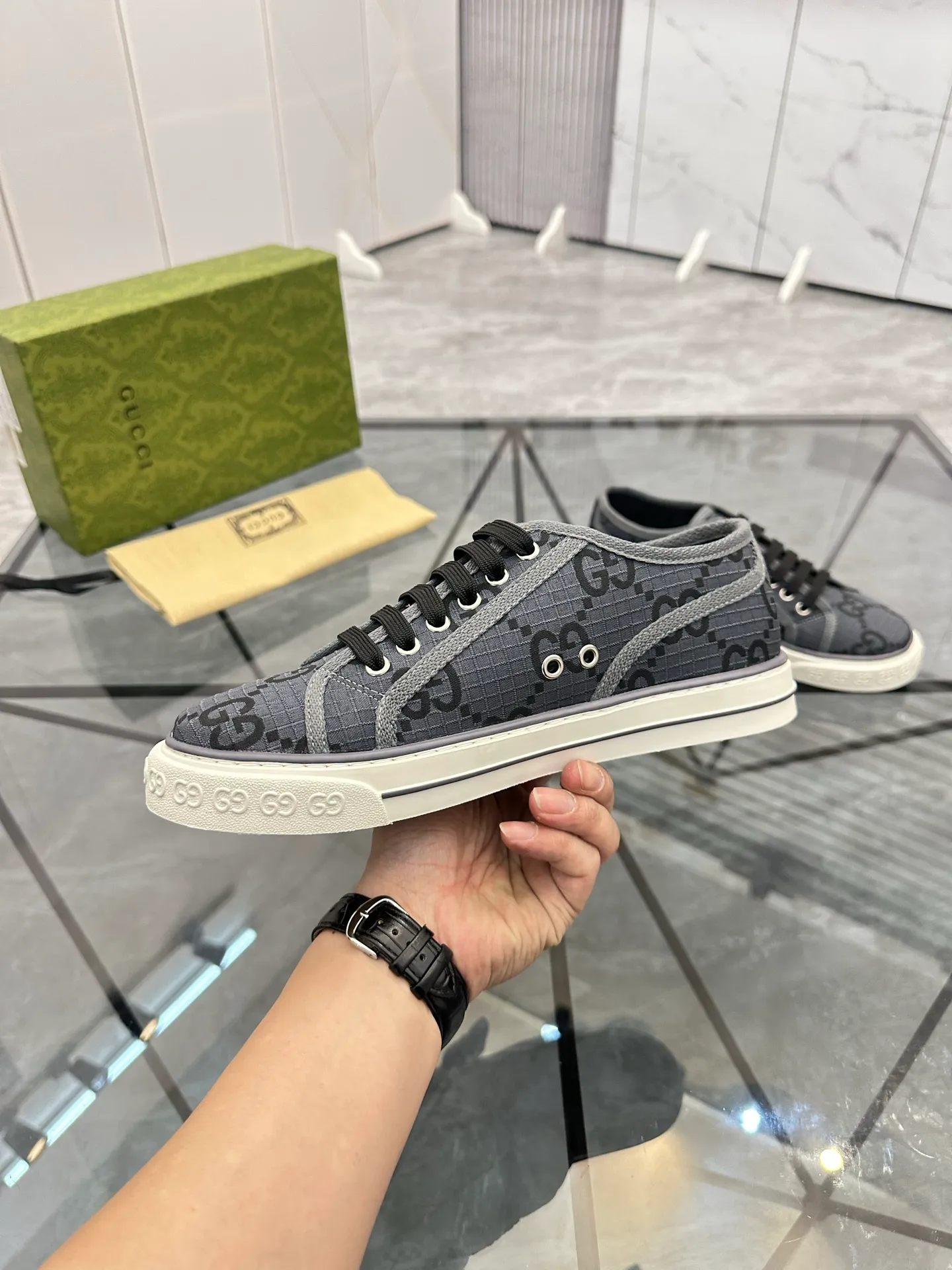 Men's shoes: 💰P360¥ Product trademark: Gucci* "Gucci*" low-cut casual shoes Regular size: 38-44 (can be customized to 45.46.) Product materials: Original material from the upper counter, breathable lining, original outsole. Number: 661